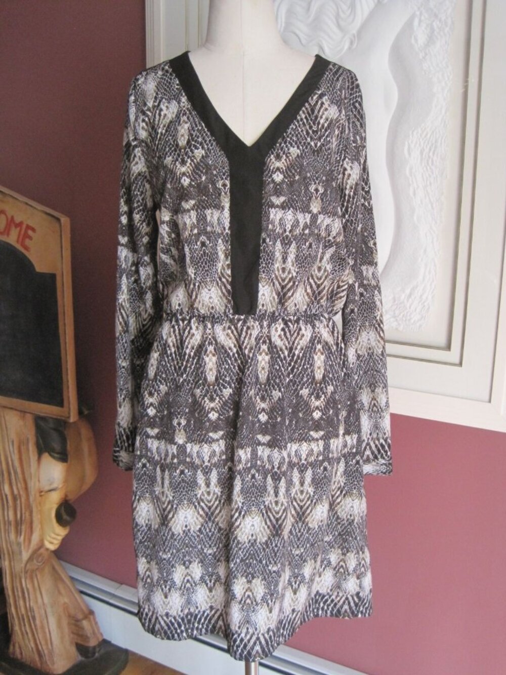 charlie jade L/S black and white print dress with elastic waist M